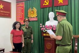 Công an Thành phố Hồ Chí Minh đọc lệnh bắt bị can Đặng Thị Hàn Ni tối 25/2. (Ảnh: Công an TP. Hồ Chí Minh cung cấp)
