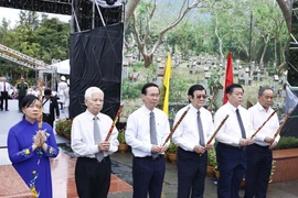 Chủ tịch nước Võ Văn Thưởng và các lãnh đạo, nguyên lãnh đạo Đảng, Nhà nước dâng hương tại Nghĩa trang Hàng Dương. (Ảnh: Thống Nhất/TTXVN)