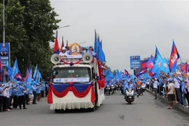 Đoàn xe diễu hành vận động tranh cử của CPP trên đường phố thủ đô Phnom Penh (Campuchia). (Ảnh: Hoàng Minh/TTXVN)