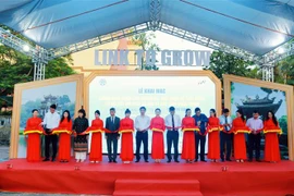 Lễ cắt băng khai mạc sự kiện. (Ảnh: TTXVN phát)