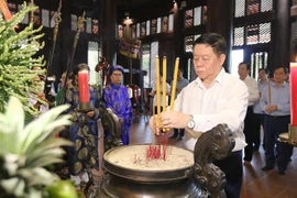 Trưởng Ban Tuyên giáo Trung ương Nguyễn Trọng Nghĩa dâng hương tưởng nhớ Lễ Thành hầu Nguyễn Hữu Cảnh tại Công viên Lịch sử Văn hóa dân tộc Thành phố Hồ Chí Minh. (Ảnh: Thanh Vũ/TTXVN)