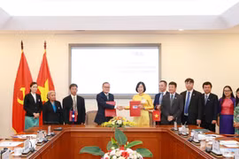 Tổng giám đốc Thông tấn xã Việt Nam Vũ Việt Trang và Tổng giám đốc Thông tấn xã Pathet Lào Khampheuy Philapha trao Biên bản ghi nhớ hợp tác. (Ảnh: Phương Hoa/TTXVN)