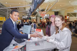 Tiên phong khai thác thị trường quốc tế, đưa du khách về Việt Nam, Vietjet báo cáo kết quả kinh doanh tích cực trong nửa đầu năm 2023. (Ảnh: Tài Nguyên/Vietnam+)