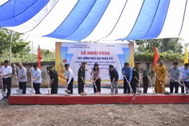Đại biểu thực hiện nghi thức khởi công làm nhà Đại đoàn kết cho người nghèo tỉnh Điện Biên. (Ảnh: Xuân Tư/TTXVN)