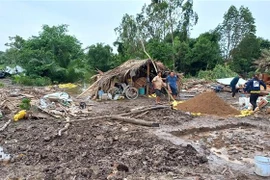 Mưa to, giông lốc khiến nhiều nhà bị sập, tốc mái. (Ảnh: Chanh Đa/TTXVN)