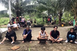 Nhóm đối tượng trong vụ cướp đều là người thân trong gia đình bị lực lượng công an huyện Phú Tân bắt giữ. (Ảnh: TTXVN phát)