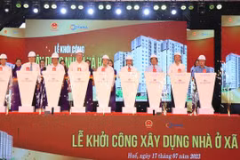 Các đại biểu bấm nút phát lệnh khởi công dự án. (Ảnh: Tường Vi/TTXVN)