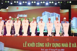 Các đại biểu bấm nút phát lệnh khởi công dự án. (Ảnh: Tường Vi/TTXVN)