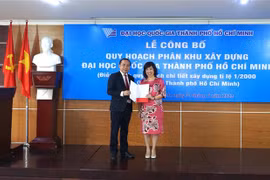 Đại diện Bộ Xây dựng trao Quyết định phê quyệt Quy hoạch phân khu xây dựng Đại học Quốc gia Thành phố Hồ Chí Minh cho Đại học Quốc gia Thành phố Hồ Chí Minh. (Ảnh: Thu Hoài/TTXVN)