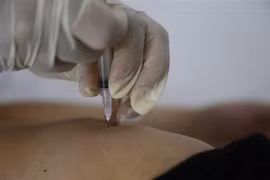 Tiêm vaccine COVID-19 cho người dân. (Ảnh: Nam Sương/TTXVN)