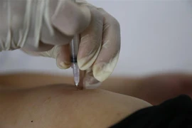 Tiêm vaccine COVID-19 cho người dân. (Ảnh: Nam Sương/TTXVN)