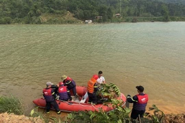 Tìm kiếm nạn nhân mất tích do lật thuyền. Ảnh minh họa. (Ảnh: TTXVN phát)