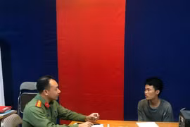 Cơ quan công an làm việc với đối tượng đưa thông tin sai sự thật lên mạng xã hội. (Ảnh: TTXVN phát)