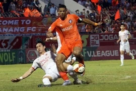 Pha tranh bóng quyết liệt giữa cầu thủ hai đội. (Ảnh: Trần Lê Lâm/TTXVN)
