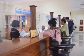 Người lao động giải quyết chế độ trợ cấp thất nghiệp tại Trung tâm Dịch vụ việc làm tỉnh. (Ảnh: Nguyên Dung/TTXVN)