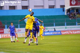 Olaha đánh đầu ghi bàn, rút ngắn khoảng cách xuống 1-2 cho Sông Lam Nghệ An. (Nguồn: Báo Nghệ An)