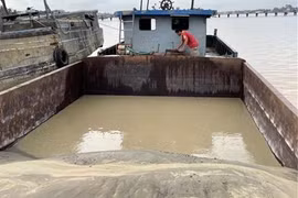 Một phương tiện bơm hút cát trái phép bị tạm giữ. Ảnh minh họa. (Ảnh: TTXVN phát)