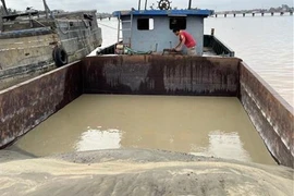 Một phương tiện bơm hút cát trái phép bị tạm giữ. Ảnh minh họa. (Ảnh: TTXVN phát)