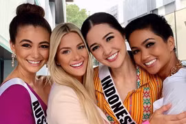 Đại diện nước Mỹ Sarah Rose Summers (thứ 2 từ bên trái) chụp ảnh nhóm cùng đại diện Việt Nam H'Hen Niê (ngoài cùng bên phải). (Nguồn: Instagram)