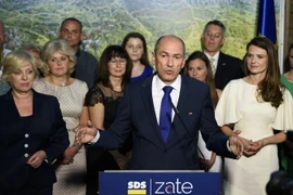 Cựu Thủ tướng Slovenia Janez Jansa (giữa) trong cuộc họp báo sau khi kết quả sơ bộ tổng tuyển cử được công bố ở Ljubljana. (Nguồn: AFP/ TTXVN)