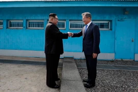 Nhà lãnh đạo Triều Tiên Kim Jong-un (Trái) và Tổng thống Hàn Quốc Moon Jae-in. (Nguồn: AFP/TTXVN)