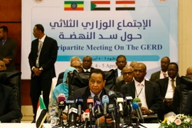Ngoại trưởng Ibrahim Ghandour (giữa) tại vòng đàm phán ở Khartoum. (Nguồn: AFP/TTXVN)