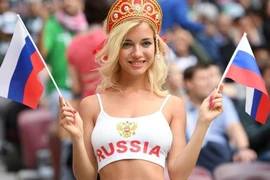 "Đỏ mặt" với nữ cổ động viên xinh đẹp của đội tuyển Nga. (Nguồn: Vietnam+)