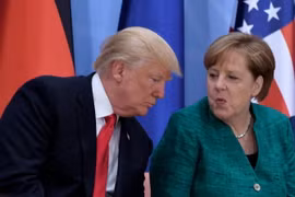 Thủ tướng Đức Angela Merkel (phải) và Tổng thống Mỹ Donald Trump trong cuộc gặp tại Đức tháng 7/2017. (Nguồn: AFP/TTXVN)