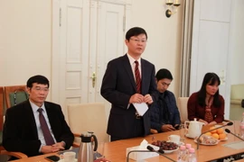 Tham tán Đặng Chung Thủy ( người đứng thứ hai từ trái sang) phát biểu tại buổi gặp mặt. (Nguồn: Anh Đức/TTXVN)