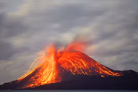Cận cảnh núi lửa Krakatoa ở Indonesia phun trào gây sóng thần. (Nguồn: Global Volcanism Program)