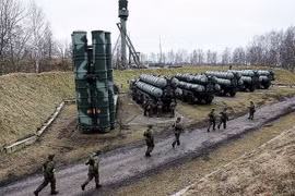 Ấn Độ tuyên bố vẫn xúc tiến thương vụ tên lửa S-400 với Nga. (Nguồn: Tass)