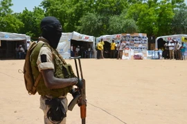 Binh sĩ gác tại một trại tị nạn ở Niger. (Nguồn: AFP/TTXVN)