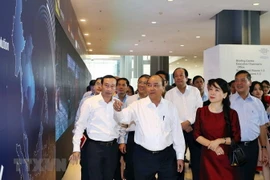 Thủ tướng Nguyễn Xuân Phúc đi thị sát và cho ý kiến chỉ đạo về công tác chuẩn bị hội nghị. (Ảnh: Thống Nhất/TTXVN)