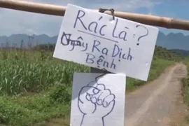 Phản đối việc xây dựng bãi thu gom rác thải gần khu dân cư. (Nguồn: VNews)