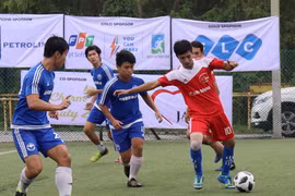 Một pha tranh bóng của các cầu thủ. (Nguồn: Xuân Vịnh/TTXVN)