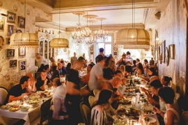 Mánh khóe sử dụng lời khen giả để nâng điểm xếp hạng của các nhà hàng. (Nguồn: Russia Beyond) 