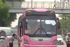 Lộn xộn các loại xe du lịch ở khu vực phố cổ Hà Nội. (Nguồn: VNews)