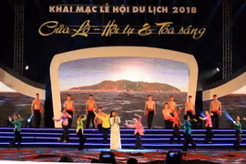 Tiết mục văn nghệ biểu diễn tại buổi khai mạc lễ hội du lịch Cửa Lò 2018. (Nguồn: Tá Chuyên – TTXVN)