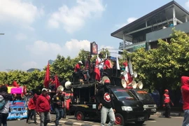 Biểu tình đòi hạn chế tiếp nhận lao động nước ngoài tại Indonesia. (Ảnh: Đỗ Quyên/TTXVN)