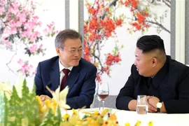 Nhà lãnh đạo Triều Tiên Kim Jong-un (phải) và Tổng thống Hàn Quốc Moon Jae-in (trái) trong cuộc gặp tại Nhà khách Lake Samji , gần Núi Paekdu,Triều Tiên, ngày 20/9. (Ảnh: YONHAP/TTXVN)