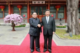 Chủ tịch Trung Quốc Tập Cận Bình (phải) và nhà lãnh đạo Triều Tiên Kim Jong-un trong cuộc gặp tại Bắc Kinh, Trung Quốc ngày 27/3. (Nguồn: Yonhap/TTXVN)