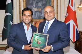 Phó Chủ tịch đảng Bảo thủ cầm quyền Rehman Chishti (trái) từ chức. (Nguồn: TV Manchester)