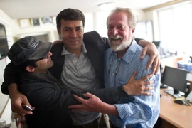 Nhiếp ảnh gia Shah Marai (giữa) chia vui với đồng nghiệp khi nhận giải thưởng Pulitzer 2012. (Nguồn: AFP/ TTXVN)