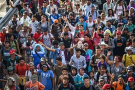 Người di cư Honduras tại tuyến đường nối Ciudad Hidalgo và Tapachula, bang Chiapas, Mexico trong hành trình tới Mỹ ngày 21/10/2018. (Ảnh: AFP/TTXVN)