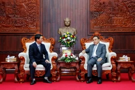 Chủ tịch Mặt trận Lào Xây dựng Đất nước Saysomphone Phomvihane tiếp Phó Chủ tịch Ủy ban Trung ương MTTQ Việt Nam Hầu A Lềnh (Nguồn: Phạm Kiên/TTXVN)