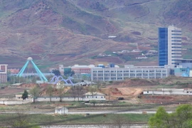 Quang cảnh khu công nghiệp chung Kaesong nhìn từ Paju, Hàn Quốc. (Nguồn: AFP/TTXVN)