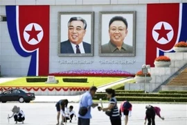 Quảng trường Kim Nhật Thành được trang hoàng chào mừng Quốc khánh Triều Tiên. (Nguồn: Kyodo/TTXVN)