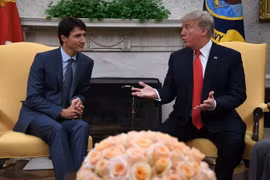 Thủ tướng Canada Justin Trudeau và Tổng thống Mỹ Donald Trump trong cuộc gặp tại Washington DC., ngày 11/10/2017. (Nguồn: AFP/TTXVN)