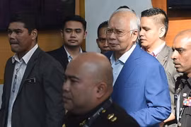 Cựu Thủ tướng Malaysia Najib Razak (thứ 3, phải) tới văn phòng Ủy ban chống tham nhũng ở Putrajaya ngày 22/5. (Nguồn: AFP/TTXVN)