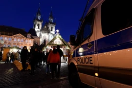 Cảnh sát gác gần một chợ Giáng Sinh ở thủ đô Praha, CH Séc. (Nguồn: AFP/TTXVN)